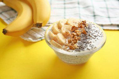 Renkli arka planda lezzetli chia tatlı ile Bowl