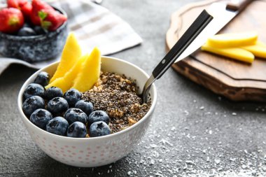 Koyu masada lezzetli chia tatlı ile Kase