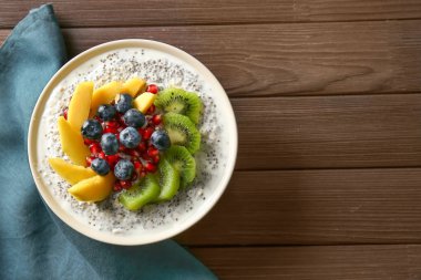 Ahşap masada lezzetli chia tatlı ile Bowl