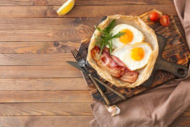 Ahşap masada lezzetli kızarmış yumurta ve pastırma