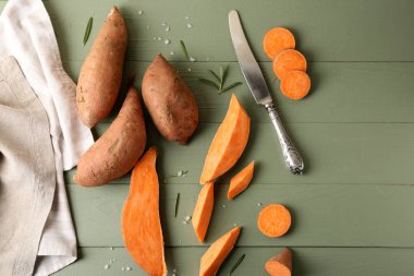 Renkli ahşap arka plan tatlı patates