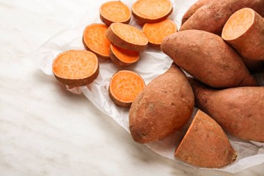 Hafif arka planda ham tatlı patates