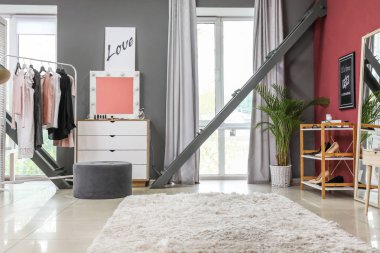 Modern soyunma odasının şık iç mekanı.