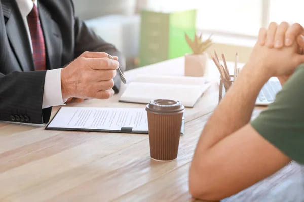 Mann trifft Notar im Amt — Stockfoto