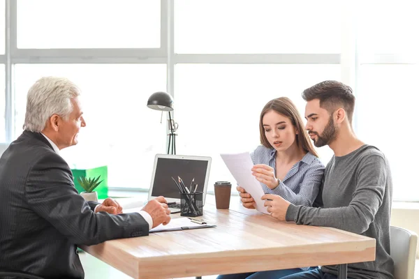 Reunión de pareja con notario público en el cargo — Foto de Stock