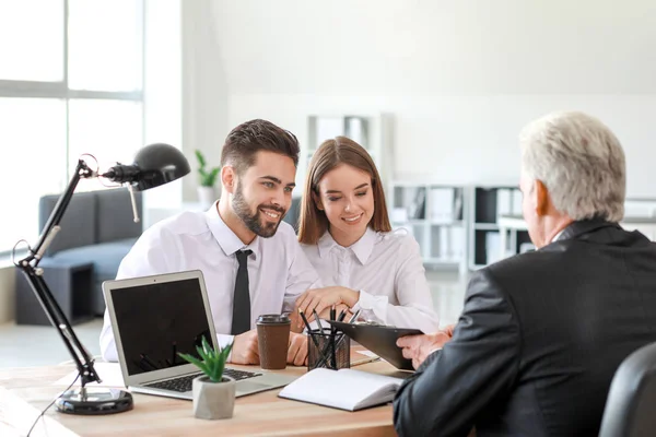 Incontro di coppia con notaio in carica — Foto Stock