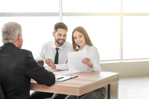 Ehepaar trifft sich mit Notar im Büro — Stockfoto