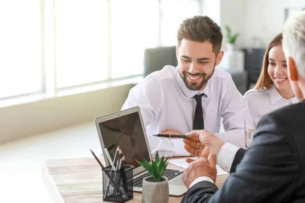 Ehepaar trifft sich mit Notar im Büro — Stockfoto