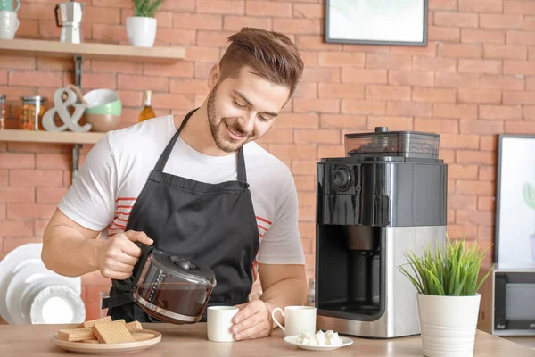 Красивий чоловік використовує кавоварку на кухні — стокове фото