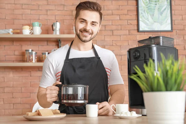 Knappe man het gebruik van koffiemachine in de keuken — Stockfoto