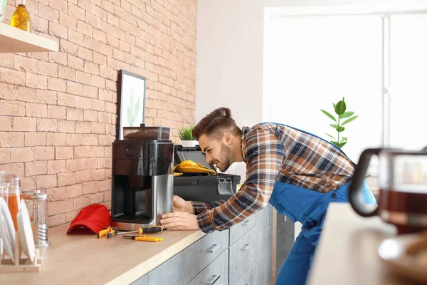 Man reparera kaffebryggare i köket — Stockfoto