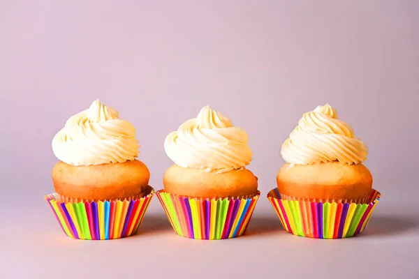 Cupcakes de aniversário saborosos no fundo cinza — Fotografia de Stock