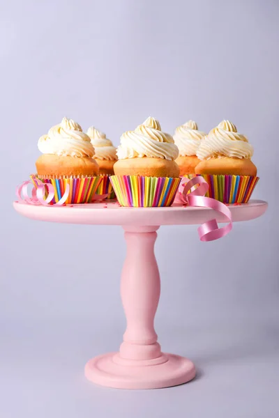 Připravte si chutné narozeninové koláčky na šedém pozadí — Stock fotografie