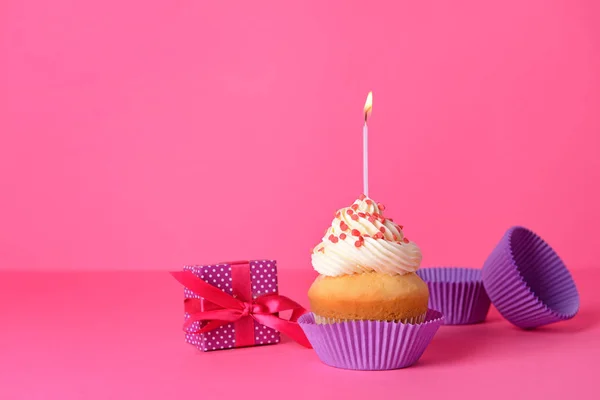 Smakelijke Verjaardag Cupcake met Gift Box op kleur achtergrond — Stockfoto