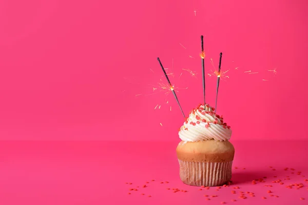 Смачний кекс на день народження на кольоровому фоні — стокове фото
