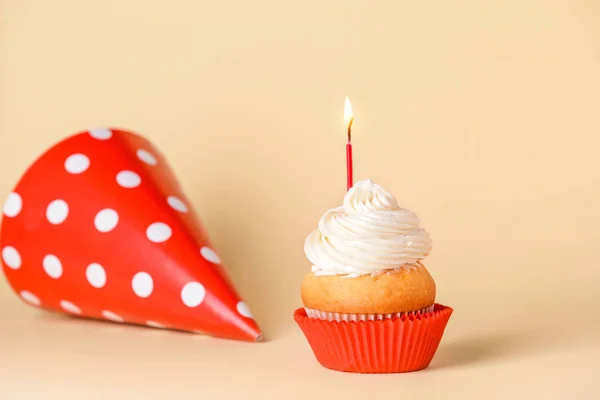 Bolo de aniversário saboroso no fundo da cor — Fotografia de Stock