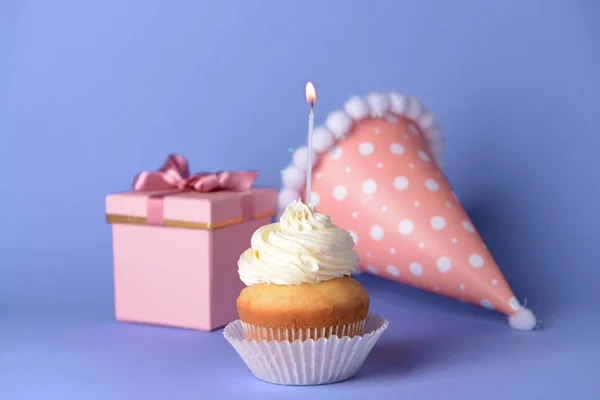 Bolo de aniversário saboroso no fundo da cor — Fotografia de Stock