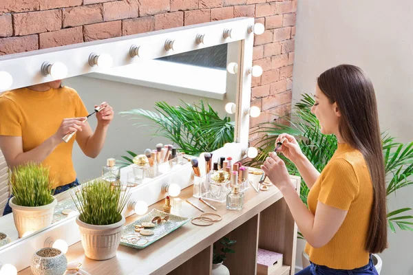 Jonge vrouw in de buurt spiegel in make-up kamer — Stockfoto