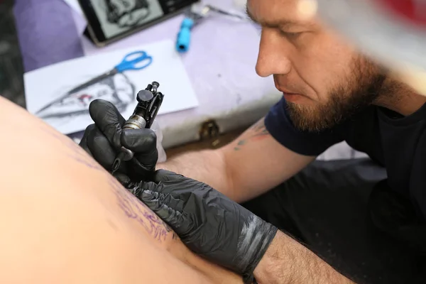 Szakmai művész tetoválás szalonban — Stock Fotó