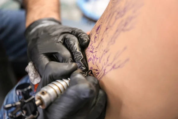 Szakmai artist making tattoo in salon, closeup — Stock Fotó