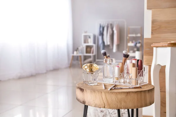 Mesa com cosméticos na sala de maquiagem moderna — Fotografia de Stock