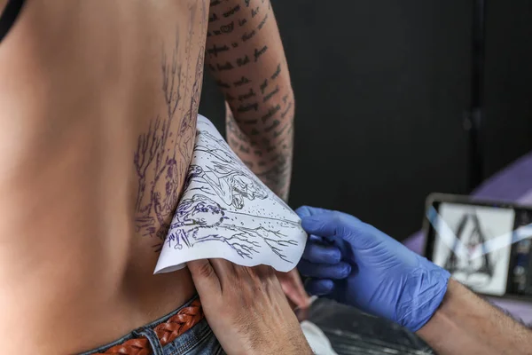 Szakmai művész tetoválás szalonban — Stock Fotó