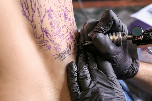 Szakmai artist making tattoo in salon, closeup — Stock Fotó