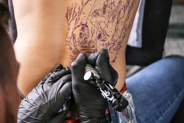 在沙龙、特写镜头中纹身的专业艺术家 — 图库照片