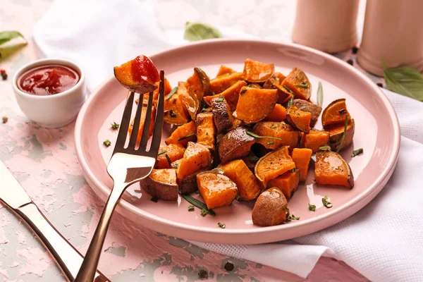 Plate with tasty cooked sweet potato on table — Stock Photo, Image