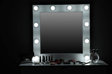 Modern makyaj odasında kozmetik ve ayna içeren masa