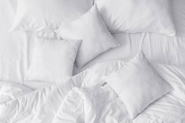 Yatakta yumuşak yastıklar, üst görünüm