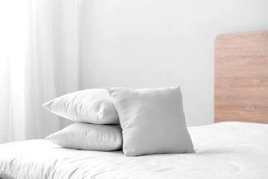 Rahat yatakta yumuşak yastıklar