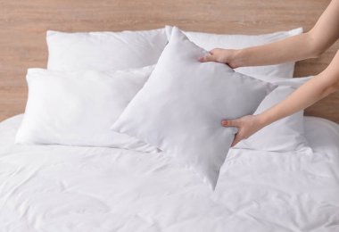 Yatakta yumuşak yastıkkabartma kadın