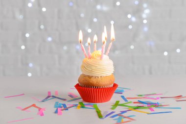 Beyaz masada Lezzetli Doğum günü cupcake