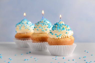 Beyaz masada Lezzetli Doğum Günü cupcakes