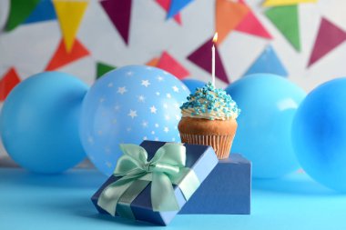 Renkli masada hediye kutusu ile Lezzetli Doğum günü cupcake