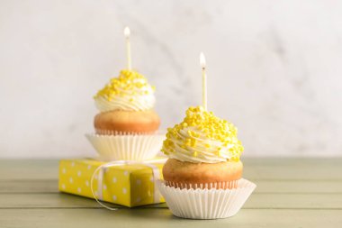 Masada hediye kutusu ile Lezzetli Doğum günü cupcakes