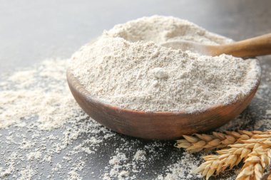 Gri arka planda unlu tabak