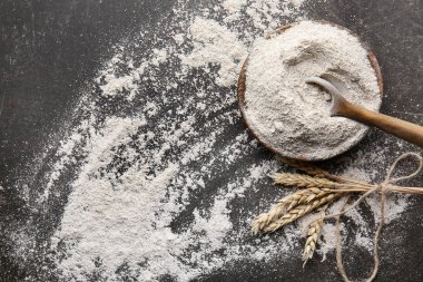 Gri arka planda unlu tabak