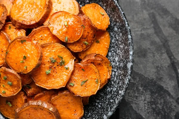 Тарілка зі смачно приготованою солодкою картоплею на сірому фоні — стокове фото