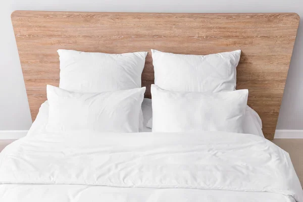 Tempat tidur yang nyaman dengan bantal lembut — Stok Foto