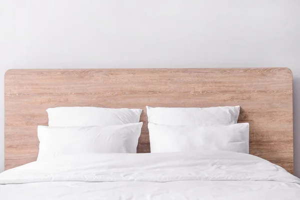 Уютная кровать с мягкими подушками — стоковое фото