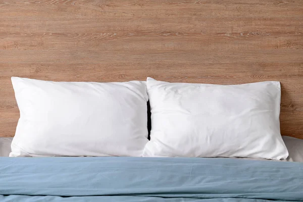 Wygodne łóżko z miękkimi poduszkami — Zdjęcie stockowe