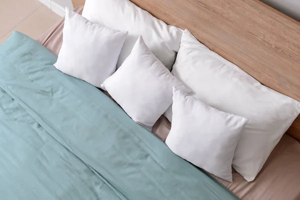 Затишне ліжко з м'якими подушками — стокове фото