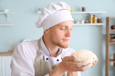 Mutfakta çiğ hamur ile Şef