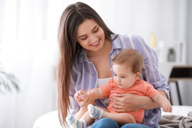 Evde sevimli bebek çocuk ile mutlu anne