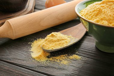 Ahşap masa üzerinde mısır unu