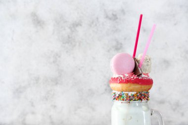 Gri arka planda lezzetli freak shake