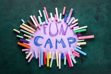 Metin Fun Camp ve renkli arka plan üzerinde boya kalemleri ile kağıt Levha