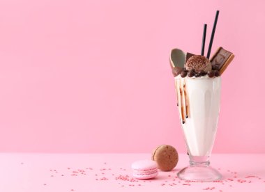 Renk arka plan üzerinde lezzetli Freak Shake